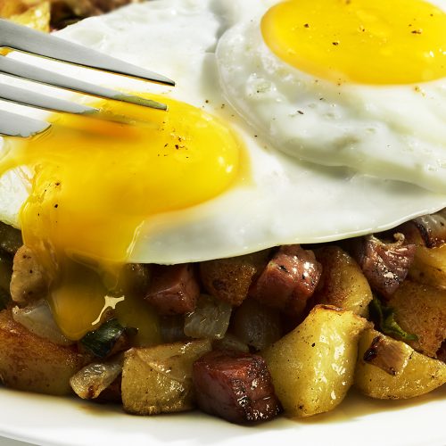 NY_CT_eggs_corned beef hash_corn beef_jens johnson_photographer_food_yolk